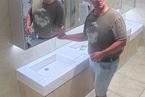 Poznáte muže z Anděla? Po úderu pěstí rozbil zrcadlo na toaletě, policie zveřejnila záběry