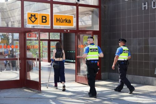 Praha 13 posílila dohled u metra B. Hlídky reagují na dlouhodobé stížnosti z okolí stanic