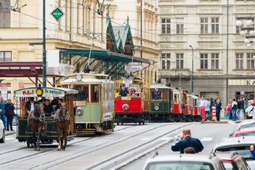 Praha slaví 150 let MHD velkolepým tramvajovým průvodem