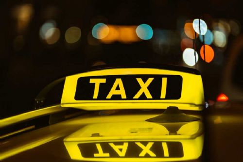 Praha zpřísňuje pravidla pro zahraniční a alternativní taxikáře, po roce 2029 jen elektromobily