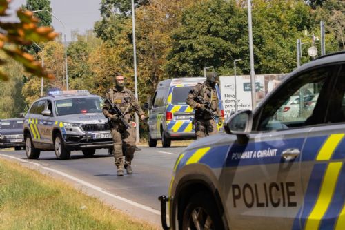 Přes 70 policistů zasahovalo ve Stříbře. Cvičili útok ozbrojenců na úřad práce