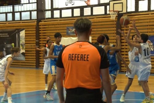 První asijský tým mladých basketbalistů překonával mráz a sníh