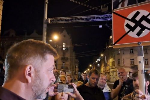 Rakušan pod palbou - minister vnitra čelil fašistické provokaci