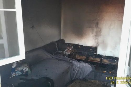 Ranní požár bytu v Rozvadově vyhnal z domu 13 lidí. Rodina přišla o bydlení
