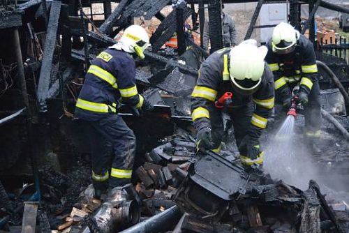 Ranní požár mobilheimu v Dlouhé Vsi - 4 hospitalizovaní, škoda stovky tisíc