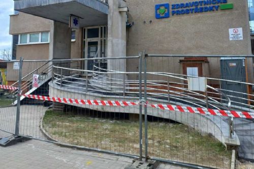 Rekonstrukce horkovodu ve Žďáru ztěžuje přístup k poliklinice