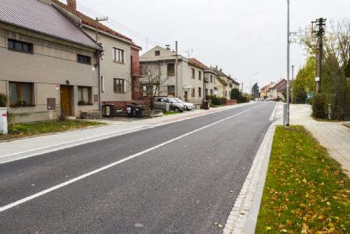 Rekonstrukce silnice v Kozlovicích dokončena: Volají po zákazu těžkých kamionů