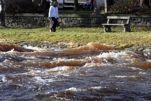 Řeky na Šumavě po oblevě stoupají, hydrologové varují před dalším růstem