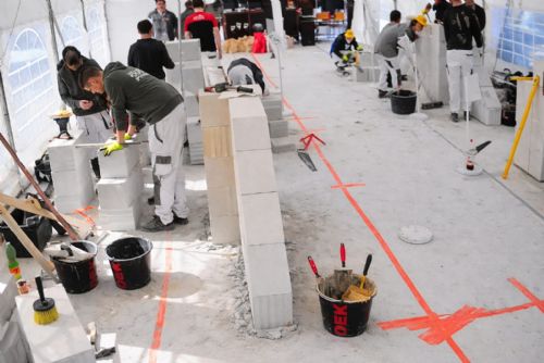 Řemesla bojují o přežití. Soutěž učňů v Sušici upozornila na úbytek zedníků