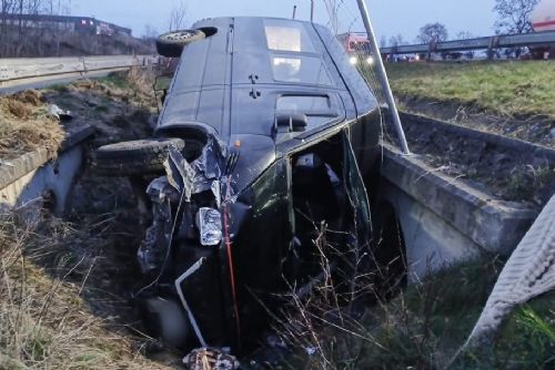 Řidič při předjíždění usnul. Na D5 skončil mikrobus převrácený mimo dálnici