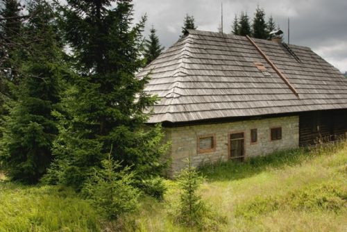 Roklanská chata na Šumavě se bourat nebude, čeká ji konzervace