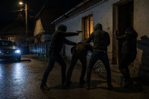 Se zbraní nutili svědky změnit výpověď. Kriminalisté obvinili dva muže z vydírání