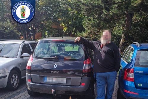 Strážníci si všimli auta odjíždějícího z místa pro invalidy. Řidič nadýchal přes 1,4 promile