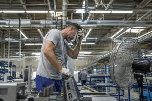 Středočeské firmy zavádějí opatření proti horku. Zaměstnancům pomáhají nápoje, přestávky i odlehčené oblečení