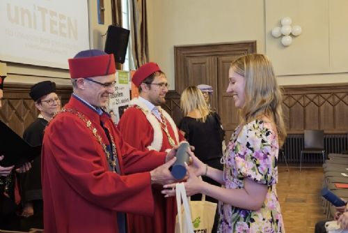 Středoškoláci si v Plzni vyzkoušeli univerzitu nanečisto. Pilotní UniTEEN zakončili diplomy