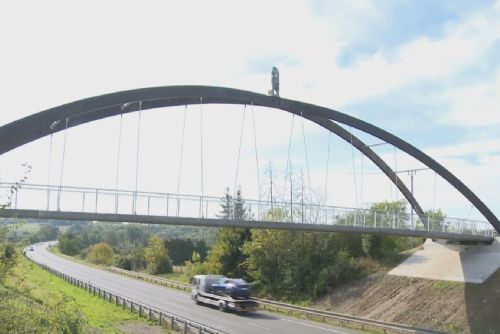 Svatojakubská lávka terčem kontroverzí - socha musí pryč