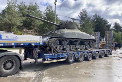 Tank Sherman přes střechy Plzně: Nová atrakce pro muzeum Adolfa Loose