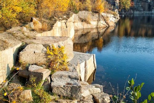 Turisté riskují život koupáním v zakázaných lomech