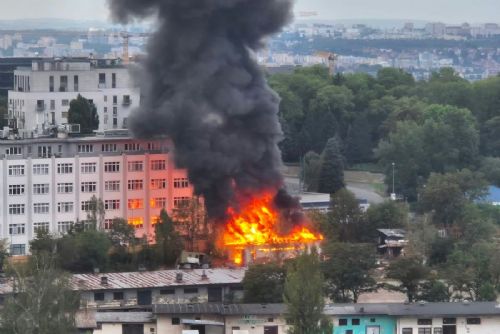 U Nákladového nádraží Žižkov znovu hořelo. Požár zasáhl garáž se zaparkovanými auty