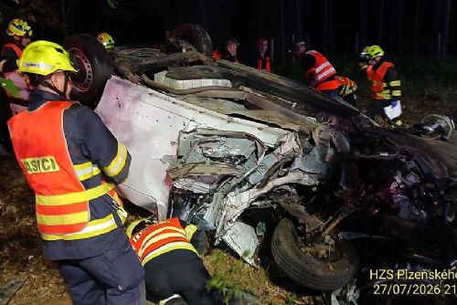 U Nebílovského Borku auto sjelo ze silnice a narazilo do pařezu. Řidič 28 let těžce zraněn