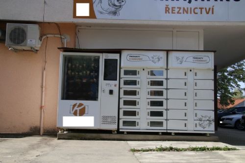 V Kaplici poškodil tři automaty na uzeniny. Odnesl čtyři vepřová kolena, škoda přesáhla čtvrt milionu