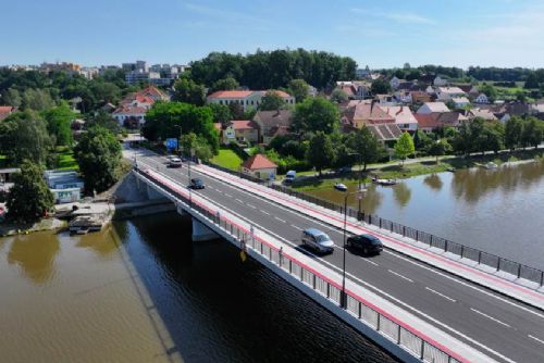 V Týně nad Vltavou otevřen nový most za 230 milionů!