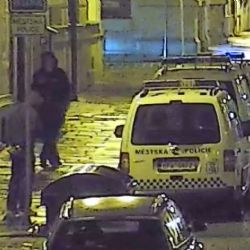 Vandalové posprejovali služební auto policie přímo před služebnou. Zachytily je kamery