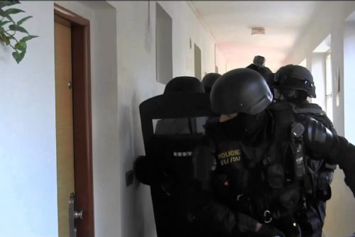 Výhrůžky nejsou legrace. Žena vyhrožovala vystřílením personálu nemocnice, vyjela zásahová jednotka