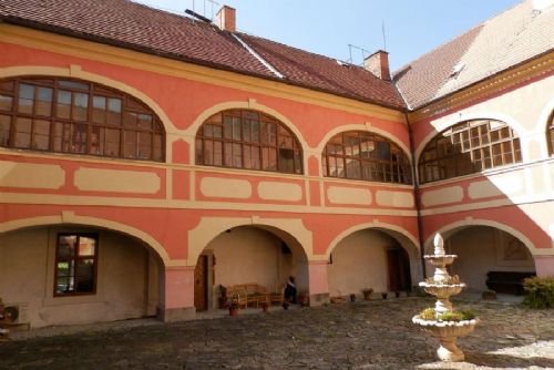 Zámek v Lešanech poprvé otevřel secesní expozici, návštěvníky láká i výstava světových záhad