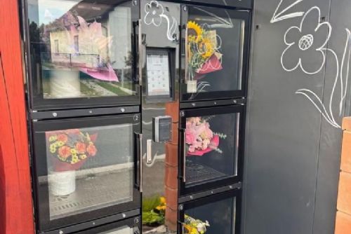 Zapomněli jste na výročí? Nepomuk má Květomat, čerstvou kytici vám prodá i o půlnoci