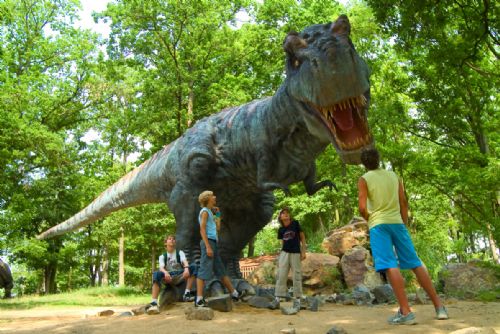 Zažijte výzvu Dinovědce a závoďte s velociraptorem v plzeňském DinoParku
