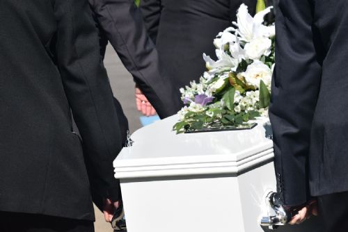 Zázrak nebo omyl? Seniorka ožila před pohřební službou!