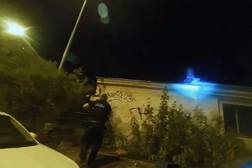 Zloděj kradl měděné plechy strážníkům nad hlavou. Dopadli ho na střeše služebny