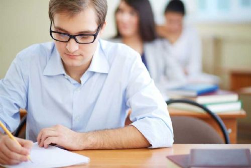 AI mění podobu bakalářských prací. Jihočeská univerzita zatím postup nemění