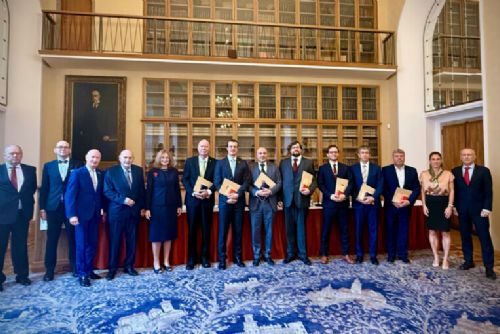 Bronzová Randova medaile pro Viléma Knolla za zásluhy v právní vědě