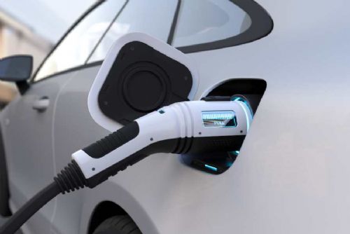 Česká města zpřísňují parkování elektromobilů: Konec zdarma v Plzni!