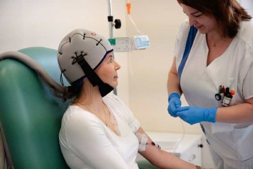 Chladicí čepice proti vypadávání vlasů nově v Českých Budějovicích