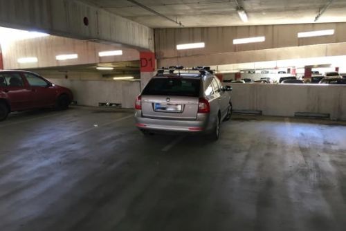 Mladý pár přespal v ukradené škodovce, ráno je dopadli policisté