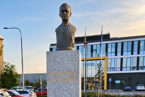František Mlynařík změnil dopravu v Plzni. Muže, který přivedl trolejbusy, připomíná nový památník