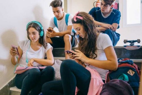 Jižní Čechy řeší používání mobilů ve školách, lidovci navrhují zákonnou úpravu