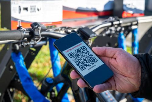 Karviná spouští pilotní cyklostojany s QR kódy pro bezpečné parkování