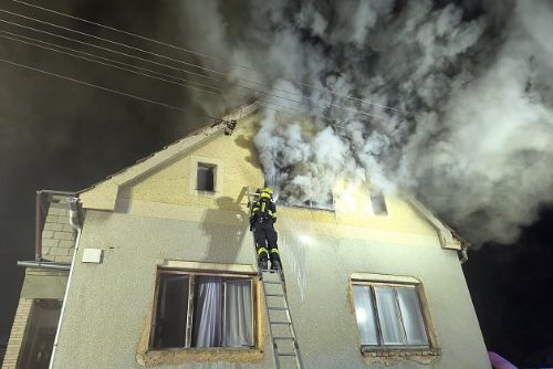 Komín zapálil na Silvestra podkroví ve Starém Plzenci