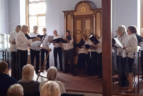 Koncert pěveckého sboru Tulipan včele s dirigentem Victorem Mullerem