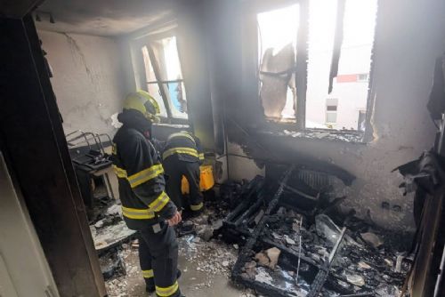 Kouř z bytu na Dělostřelců v Rokycanech vyhnal desítky lidí. Škoda 3,5 milionu