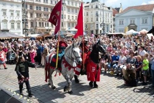 Král Václav II. a Guta na Historických slavnostech v Plzni