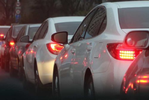 Kruhové objezdy ve Žďáru komplikují dopravu: Řidiči v centru, barokní most překážkou