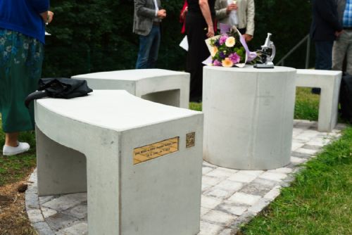 Lavička v kampusu lékařské fakulty v Plzni připomíná prof. Jaroslava Slípku k 100. výročí