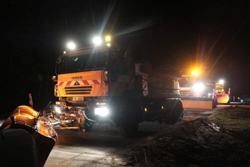 Ledové probuzení v kraji, v Nepomuku padaly stromy, nehody na D5 a jižním plzeňsku