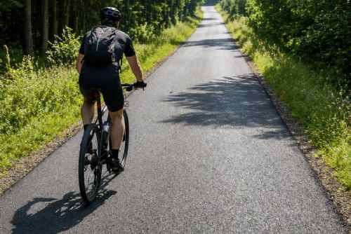 Lesy ČR opravily pět lesních cest v České Kanadě. Nový povrch zlepšil podmínky pro cyklisty i pěší