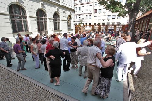 Letní tančírna pro seniory v Plzni se vrací 26. července do zahrady Měšťanské besedy